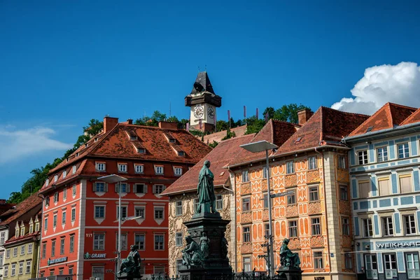 Bemalte Fassaden Und Der Uhrturm Der Grazer Altstadt Stehen Auf — Stockfoto