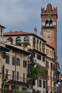 Torre del Gardello Palazzo Maffei yakınındaki Piazza delle Erbe square Verona, İtalya için kule