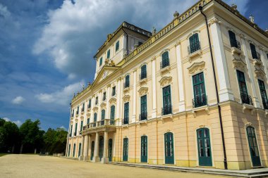 Fertod 'daki Eszterhazy Kalesi' nin dışı. 18. sentte yapılmış. Macaristan 'ın en büyük Rococo binası olarak da bilinir.. 