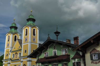 Tirol Kilisesi 'ndeki Aziz Johann' ın tarihi barok mimarisi Maria Himmelfahrt - Avusturya 