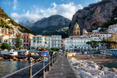 Akdeniz kıyılarındaki Amalfi kentinin sabah manzarası, İtalya