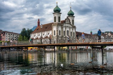 Cizvit Kilisesi ve Reuss Nehri 'nin kıyısındaki binalar