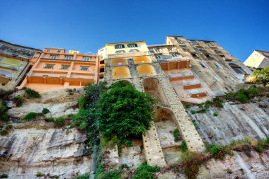 Yüksek sarp kayalıkların tepesinde renkli binaları olan Tropea kasabası.