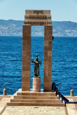 İtalya, Reggio Calabria 'daki Arena dello Stretto' da bulunan Vittorio Emanuele Anıtı ve Tanrıça Athena. Eski felsefe ve bilgelik tanrıçası.