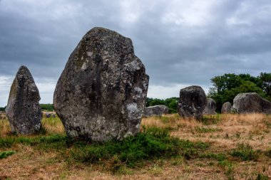 Carnac, Brittany, Fransa 'daki Kelt Neolitik Tarih Öncesi Ayakta Duran Taşlar Alanında Menec Megalitik Taşların Hizalanması