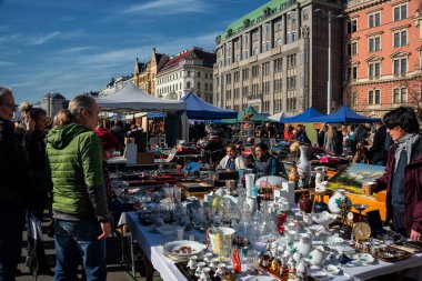 Naschmarkt, bit pazarında satılan keman ve heykeller gibi ilginç şeyler.