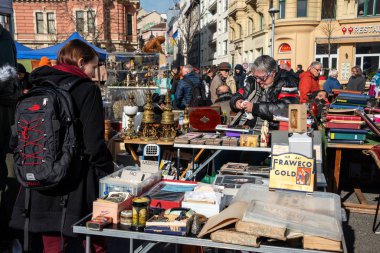 Naschmarkt, bit pazarında satılan keman ve heykeller gibi ilginç şeyler.
