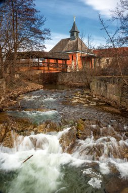 Kutsal Haç Manastırı (Stift Heiligenkreuz) Viyana ormanlarında bulunan bir manastır.. 
