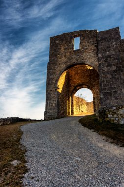 Avusturya 'daki Hainburg Kalesi ve Der Donau kalıntıları. Antik mimari. Kaleye giriş kapısı. Seyahat güzergahı. Güzel bir yer. Kültür Mirası