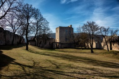 Avusturya 'daki Hainburg Kalesi ve Der Donau kalıntıları. Antik mimari. Kaleye giriş kapısı. Seyahat güzergahı. Güzel bir yer. Kültür Mirası
