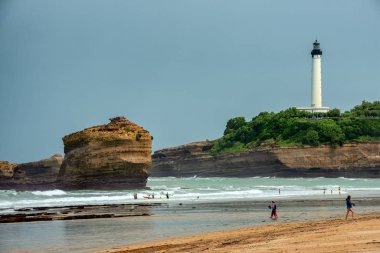 Şehir merkezindeki deniz kenarı ve sörfçüleri