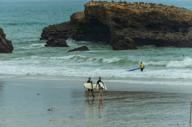 Şehir merkezindeki deniz kenarı ve sörfçüleri