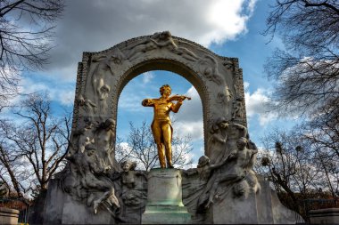 Johann Strauss 'un altın kaplama heykeli Viyana' da en çok fotoğraflanan heykeldir ve tüm dünyada bilinir. Şehir Parkı, Viyana