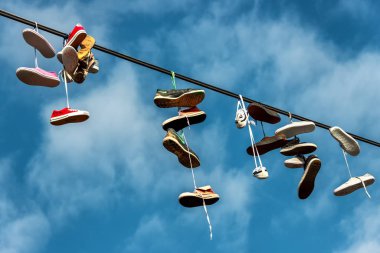 'Shoefiti' - elektrik tellerinin üzerinde asılı bir çift ayakkabı.