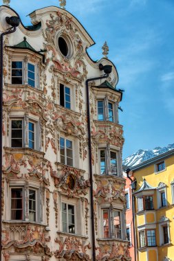Innsbruck 'un Eski Kent (Altstadt) bölümünde Helbling House (Helblinghaus)