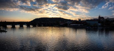 Köprüler Prag güneşli Vltava Nehri üzerinde. Doğal görünümünden Letna Hill Prag, Çek Cumhuriyeti.