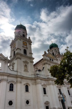 St. Stephens Bazilikası, Almanya 'nın Passau kentindeki kulelerin tepesinde yeşil metal kubbeleri bulunan eski bir beyaz kilisedir..