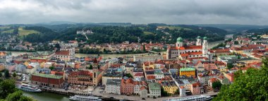 Tarihsel Passau Old Town Danube ve Inn nehirler, Almanya, arasında yer alan bir popüler river cruise Orta Avrupa'da yer
