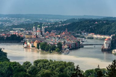 Tarihsel Passau Old Town Danube ve Inn nehirler, Almanya, arasında yer alan bir popüler river cruise Orta Avrupa'da yer