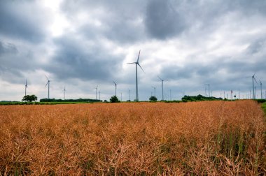 Alandaki rüzgar türbini inşaatından panorama görünümlü enerji tasarrufu kavramı
