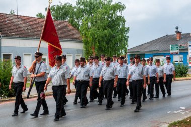 İtfaiye işçileri Andau, Burgenland 'da Corpus Christi kutlama gününe yürüyorlar.