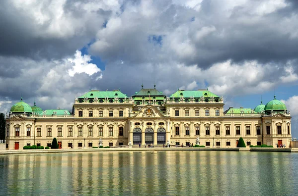 有名なベルヴェデーレ宮殿のヨハンによって建てられた美しい景色ウィーン オーストリアのサヴォイのウジェーヌ王子のための夏の住宅としてルーカス フォン Hildebrandt — ストック写真