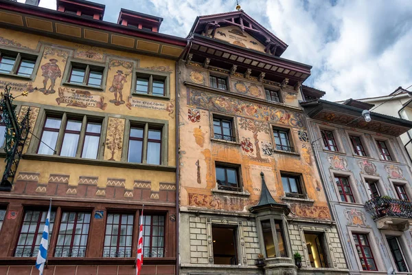 Vackra Målade Fasad Med Fönsterluckor Den Gamla Staden Luzern Schweiz — Stockfoto