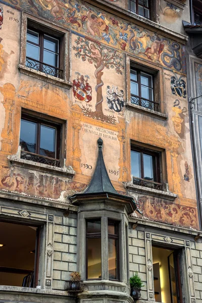 Krásná Malovaná Fasáda Okenice Starém Městě Lucern Švýcarsko — Stock fotografie