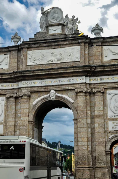 Triumphal Arch Triumphpforte Ausztriai Innsbruckban Található Maria Theresien Strasse Utcában — Stock Fotó