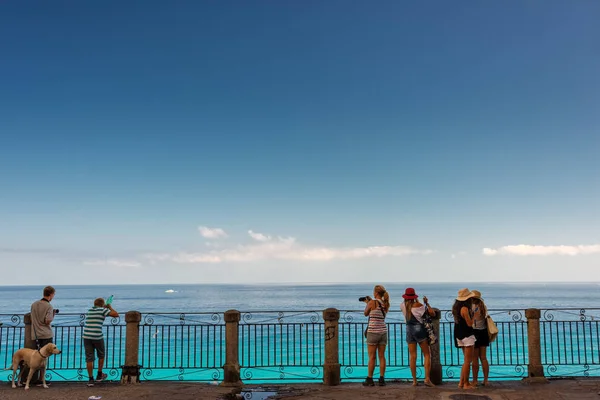 Menschen Auf Aussichtspunkt Vistapoint Terrasse Tropea Blick Auf Das Mittelmeer — Stockfoto