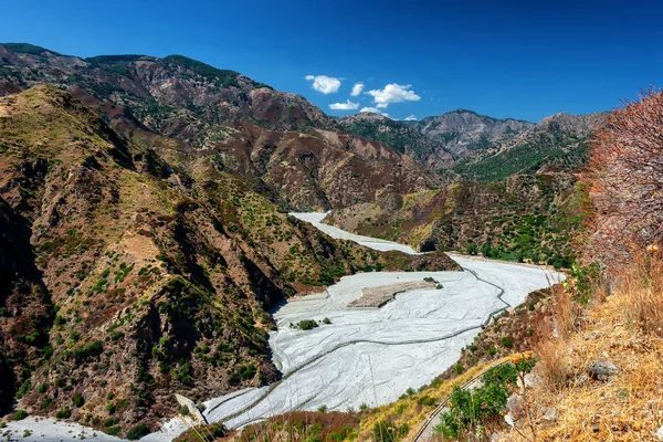 Aspromonte Ulusal Parkı 'ndaki Amendolea Nehri' nin üzerinde köprü, Calabria, İtalya