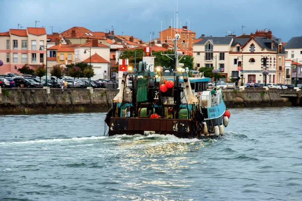 Fischtrawler Kehrt Den Hafen Zurück Hintergrund Das Dock Von Chaume — Stockfoto