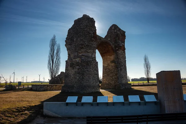 Avusturya Carnuntum Heidentor Arka Planda Rüzgâr Çiftliği Olan Tarihi Romalıların — Stok fotoğraf