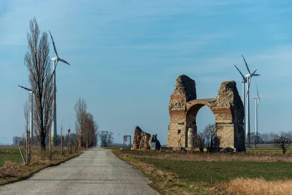 Avusturya Carnuntum Heidentor Arka Planda Rüzgâr Çiftliği Olan Tarihi Romalıların — Stok fotoğraf