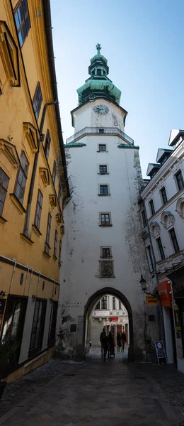 斯洛伐克布拉迪斯拉发老城的Michaels Gate 麦克尔斯门 Michaels Gate 是唯一被保存在最古老的城镇建筑中的城门 — 图库照片