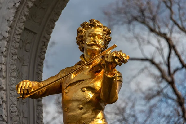 施特劳斯 Johann Strauss 的镀金雕像是维也纳拍摄得最多的雕像 也是举世闻名的雕像 维也纳市公园 — 图库照片