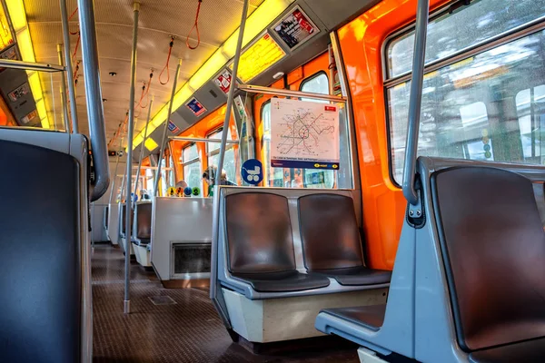 Avusturya Viyana Metro Vagonundaki Yolcular — Stok fotoğraf