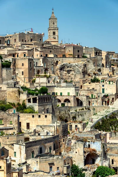 Antik Matera (Sassi di Matera) kasabasının panoramik manzarası güzel güneşli bir günde mavi gökyüzü ve bulutlar, Basilicata, güney İtalya 