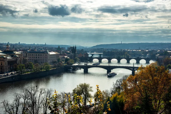 晴れた日にヴルタヴァ川のプラハの橋 レトナ丘でプラハ チェコ共和国からの眺め — ストック写真