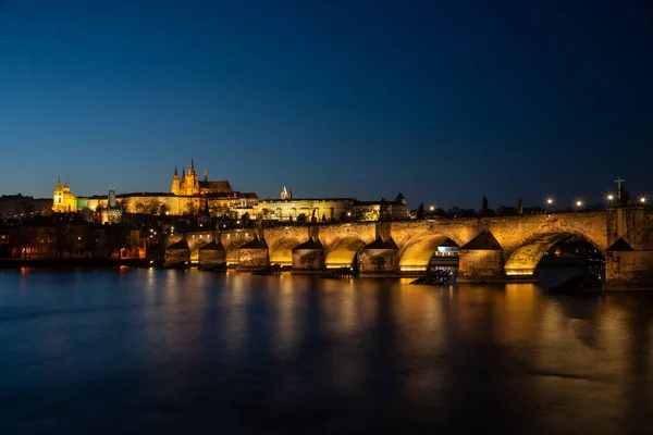 Een Panoramisch Uitzicht Nacht Het Kasteel Van Praag Karelsbrug Rivier — Stockfoto