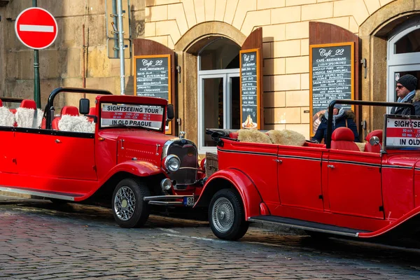 Carro Velho Vermelho Que Espera Turistas Rua Prague Carros São — Fotografia de Stock