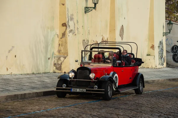 Roter Oldtimer Mit Touristen Der Prager Innenstadt — Stockfoto
