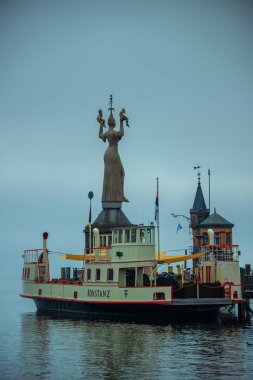Constance Gölü 'ndeki Constance limanının girişindeki Almanya görüşü. Sol tarafta Imperia heykeli var.