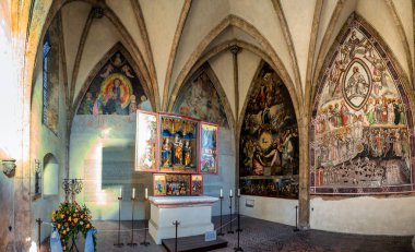 15. yüzyıldan kalma görkemli ahşap sunak St. Magdalena Kilisesi, St. Magdalena Kapelle 'de bugün bir savaş anıtı. 