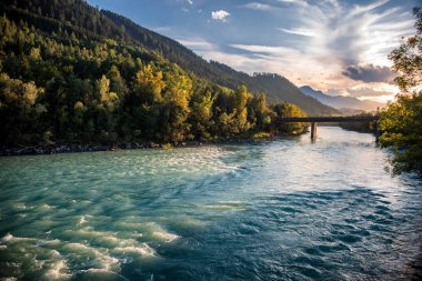 Gün batımında Innsbruck 'daki Tirol' deki Inn River In Hall 'a bakın.