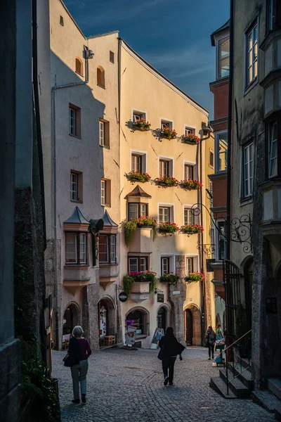 Uno Stretto Negozio Fiancheggiato Strada Nell Antica Città Hall Tirolo — Foto Stock