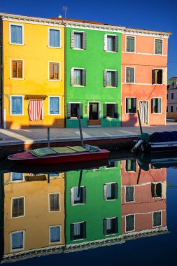 Burano, Venedik 'teki ünlü renkli evler.