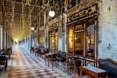 Piazza San Marco 'daki Florian Kafe' si ya da Venedik 'teki Aziz Markus Meydanı. Avrupa 'nın en eski kafesi ve Venedik' in ünlü simgesidir.
