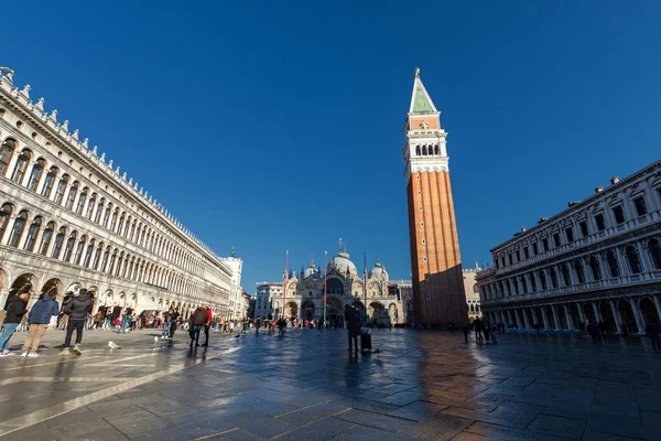Venedik 'te San Marco Meydanı. Venedik ayarları, mimarisi ve sanat eserleriyle ünlüdür. Venedik 'in bir kısmı Dünya Mirası bölgesi olarak belirlendi..