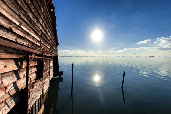 在一个寒冷而阳光明媚的下午俯瞰布尔诺威尼斯的泻湖 — 图库照片